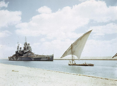 The_British_Battleship_HMS_Howe_Passing_Through_the_Suez_Canal,_14_July_1944_TR2618.jpg