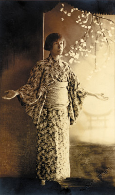 2-_Alma_in_yukata_robe__photo_NUK.jpg