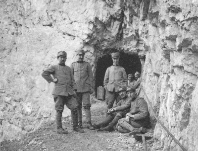 Kapitán Picone stojící první zprava (zdroj stradedelle52gellerie)