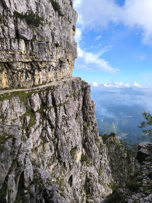 Cesta vybudovaná ve skále (vlastní foto)