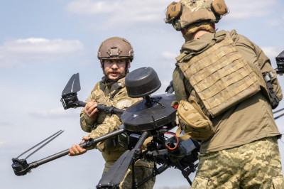 Ukrainian-soldiers-carrying-a-Baba-Yaga-heavy-drone.jpg
