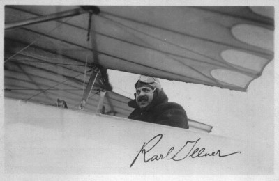 Karl_Illner_in_einem_flugzeug,_1913.jpg