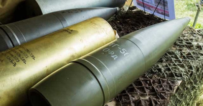 152mm-DANA-M2-howitzer-shells-donated-by-the-Czechs-to-Ukraine.jpg