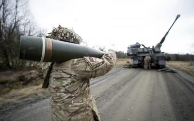 1920px-A_crew_member_of_an_AS90_moves_a_round,_prior_to_preparing_the_fuse_for_firing_during_Exercise_Steel_Sabre._MOD_45158545.jpg