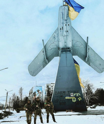 ukrainian-fighters-in-bakhmut-near-the-mig-17-monument-v0-u2q2xeoguqja1.jpg