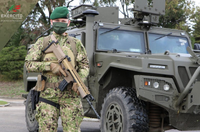 Portuguese-Paratrooper-with-new-equipment.jpg