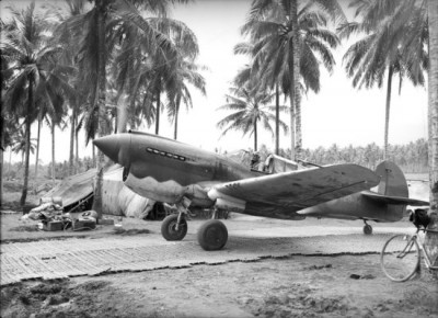 Č_75_Sqn_RAAF_Kittyhawk_Milne_Bay_zaři_1942_Wiki_22.jpg