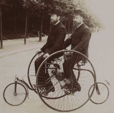 Léon_Serpollet_et_Adolphe_Clément-Bayard_sur_quadricycle_Clément_(1894).jpg