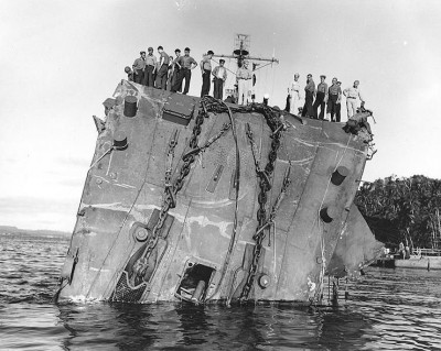 Collapsed_bow_of_USS_Honolulu_(CL-48)_on_20_July_1943,_after_she_was_torpedoed_in_the_Battle_of_Kolombangara_(80-G-259422).jpg