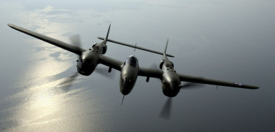 P-38_Lightning_head-on.jpg