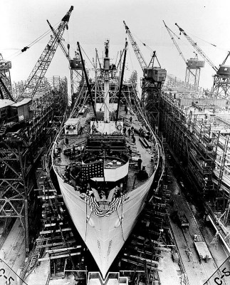 Liberty_ship_construction_11_prepared_for_launch.jpg