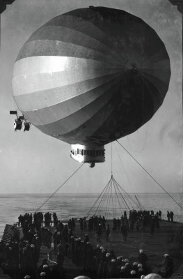 USS Los Angeles (ZR-3) landing on USS Saratoga (CV-3).jpg