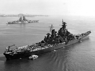 USS_New_Jers New Jersey_(BB-62)_and_French_battleship_Richelieu_22.jpg