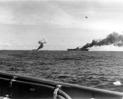 USS_Franklin_(CV-13)_and_USS_Belleau_Wood_(CVL-24)_afire_1944_22.jpg