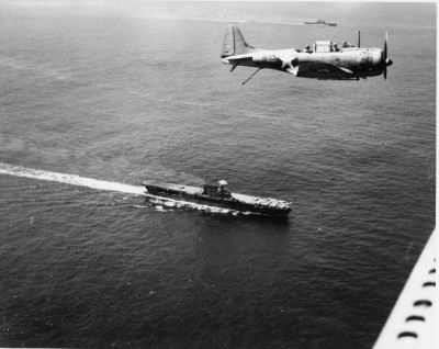 USS_Enterprise_(CV-6)_and_USS_Saratoga_(CV-3)_on_19_Dec_1942_Wiki_22.jpg