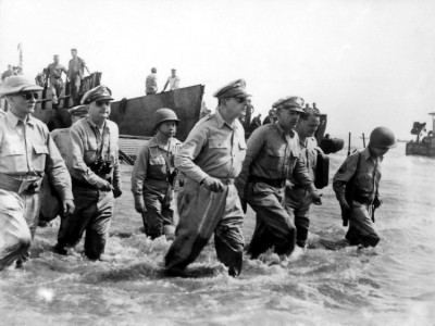 Douglas_MacArthur_Leyte_1944_Wiki_22.jpg