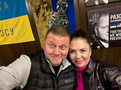 Společně vyhrajeme. Foto Zalužnoga s manželkou na pozadí vlajky Ukrajiny dobyla síť.jpg