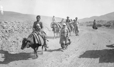 Jilu_Assyrians_coming_over_the_Asadabad_Pass.jpg