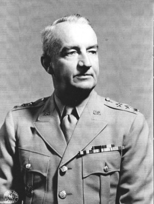 Gen_Robert_L_Eichelberger_Wikiepedie_22.jpg