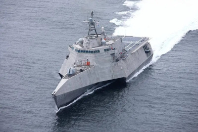 US_Navy_takes_delivery_of_USS_Oakland_LCS_24_Independence-class_littoral_combat_ship_925_001.jpg