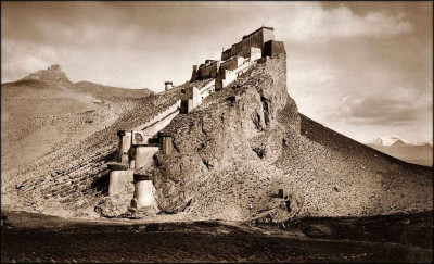 kampa-dzong-tibet-1904-john-c-white-restored-3f9f91-1024.jpg
