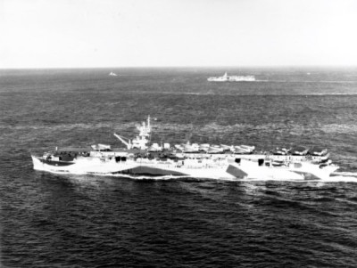 USS_Cowpens_(CVL-25)_at_sea_on_31_August_1944_Wki_33.jpg