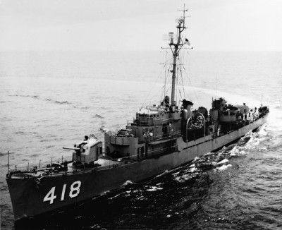 USS_Tabberer_(DE-418)_underway_at_sea,_in_the_1950s(NH_73660)_22.jpg