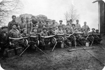 Valkoisten_konekiväärikomppania_Leinolassa_Tampereen_valtauksen_jälkeen_19.4.1918_(26970230675).jpg