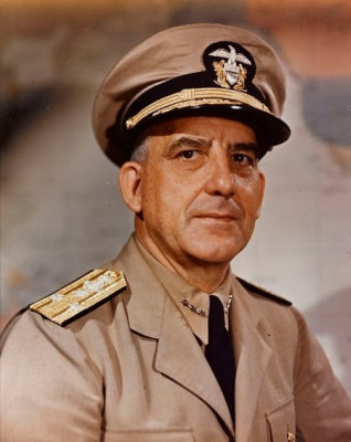 Ilustračně Viceadmirál Daniel E. Barbey, US Navy, 23. července 1945 Wiki 22.jpg