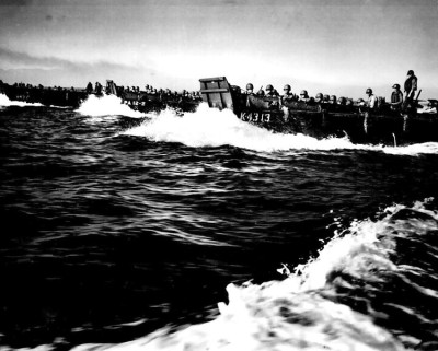Coast_Guard_landing_barges_at_Lingayen_Gulf_Wiki_22.jpg