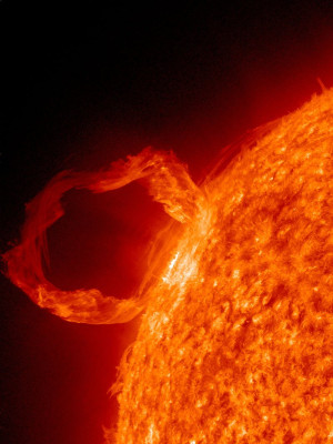 800px-Tormenta_solar.jpg