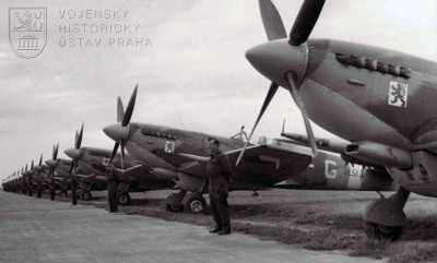 01-Praha-Ruzyne-13.-8.-1945.-Rada-stihacich-Spitfiru-LF.Mk_.IXE-s-nimiz-se-domu-vratili-cs.-stihaci-z-Velke-Britanie.1.jpg