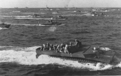 Pásová přistávací vozidla_(LVT) přistávají na Iwo Jima_22.jpg
