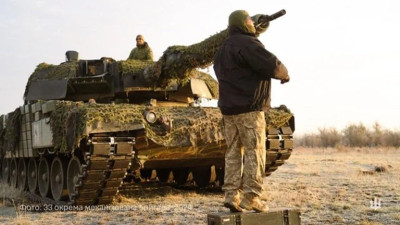 leopard-2a4v-main-battle-tanks-mbts-from-the-33rd-v0-cqtje4v2edxd1.jpg