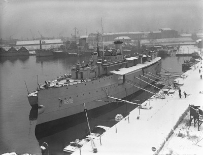 Wachtschip_Hr.Ms_'Hertog_Hendrik'_(A888)_aan_de_kade_te_Kattenburg,_Bestanddeelnr_904-3416.jpg