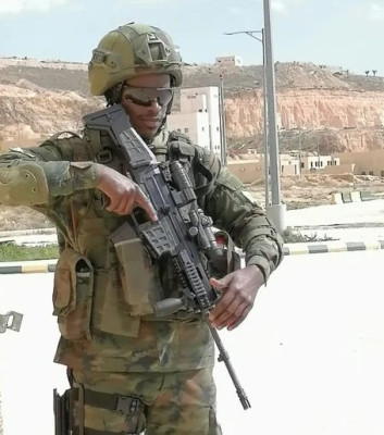 rwandan-soldier-pictured-with-his-cz-806-bren-2-while-his-v0-shvw7gqrerereo7ppa1.jpg