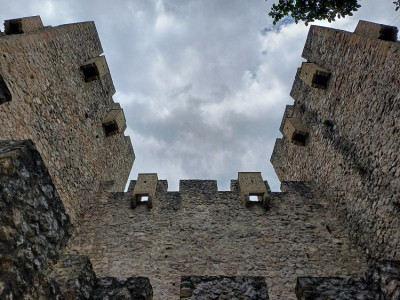 hradby 2 věže.jpg