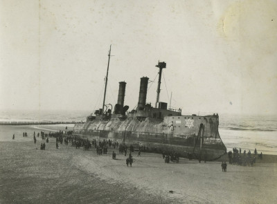 KITLV_A1066_-_Gestrand_slagschip_van_de_Sovjet-Unie,_dat_onderweg_is_naar_de_sloper,_op_het_strand_van_Scheveningen_te_Nederland,_KITLV_141465.tiff.jpg