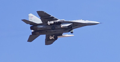 MiG-29SM+ RV i PVO VS vyzbrojen leteckou pumou LS-6 a raketou CM400AKG