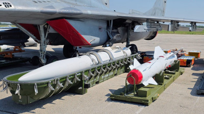 Kineska kvazibalistička raketa CM-400AKG-B, njena trenažna verzija, i ruska H-29TE.jpg