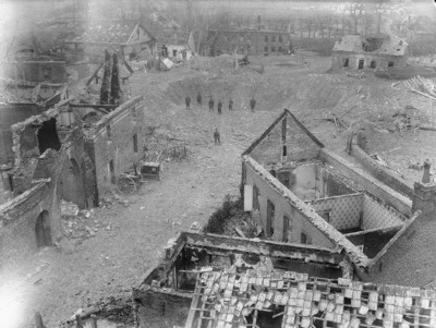 Mine_crater_in_Athies_April_1917_IWM_Q_1941.jpg