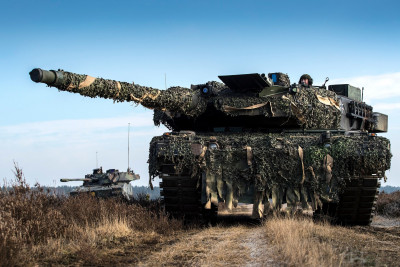 Duitse_Leopard-gevechtstank_en_een_Nederlands_CV90_tijdens_een_gevechtsoefening_ter_voorbereiding_op_de_flitsmacht.jpg