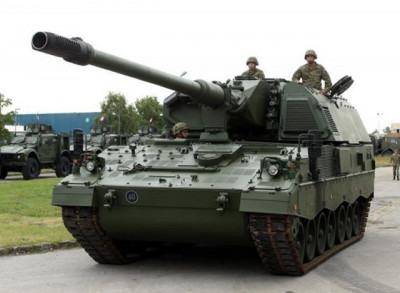 Croatia_took_delivery_of_its_two_first_PzH_2000_155mm_self_propelled_howitzers_640_001.jpg