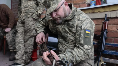 Ukraine-soldier-plays-guitar-800x450.jpg